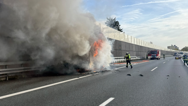 A73 bei Forchheim: Lkw geht in Flammen auf - Vollsperrung eingerichtet
