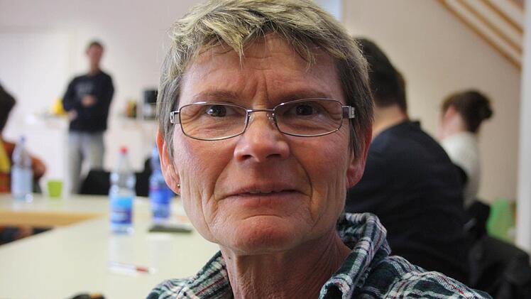 Elfriede Appold, 55 Jahre: An ihrem Arbeitsplatz bei der Wagner GmbH ist Elfriede Appold seit dem Jahr 2000 als Ersthelferin eingetragen. Um das bleiben zu können, muss sie ihr Ersthelferwissen alle zwei Jahre auffrischen - tut es aber jedes Jahr freiwillig. "Es verändert sich so viel, und man vergisst immer wieder mal etwas", erklärt sie. Auch privat kam sie schon in die ein oder andere, glimpfliche Situation. "Es ist immer besser, wenn man sich auskennt."