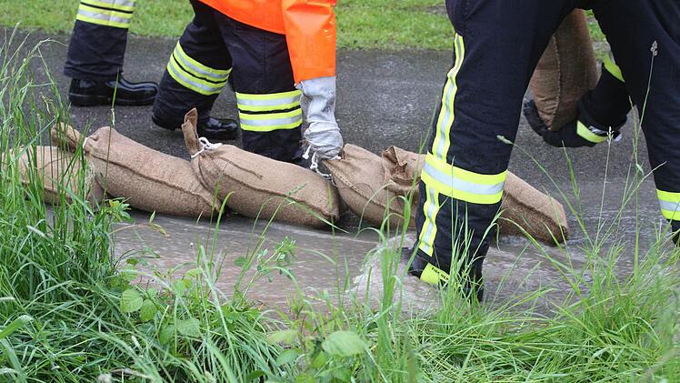 Bereits am Sonntag musste die Feuerwehr ausrücken. Hier in Schammelsdorf drohten Häuser vom aufgestauten Regenwasser überschwemmt zu werden. Foto: News5 / Herse