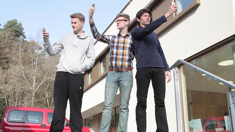 Schlechte Karten für alle, die gerne ständig und überall erreichbar sind. Julian Berce, David Koch und Paul Naser suchen vor der Weihermühle in Buchau vergeblich ein Empfangssignal für ihre Smartphones. Wirklich schlimm finden das die Drei allerdings nicht: Ihre Tage im Jugendtagungshaus können sie auch ohne SMS und Internet genießen. Fotos: Dagmar BesandJulian