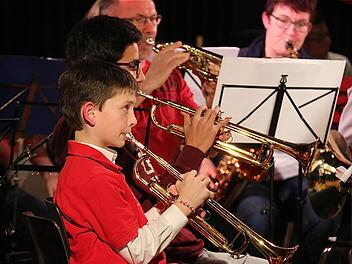Erstmals gab es den öffentlichen Auftritt des Jugendorchesters zusammen mit der Bläserklasse der Erwachsenen.  Foto: Gerd Schaar
