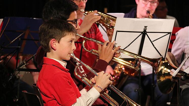 Erstmals gab es den öffentlichen Auftritt des Jugendorchesters zusammen mit der Bläserklasse der Erwachsenen.  Foto: Gerd Schaar