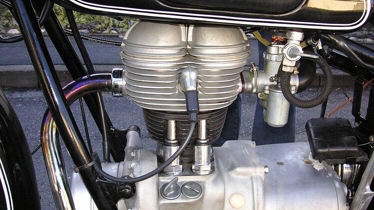 Wuchtig sitzt der Einzylindermotor als Antriebsaggregat in der Halterung. Alles blitzt und funkelt. Nach jeder Ausfahrt wird gleich wieder alles gesäubert. Foto: Helmut Will