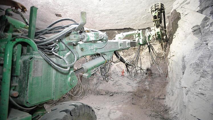 Gebohrt wird mit Wasser, für ein Bohrloch braucht die Maschine ungefähr anderthalb Minuten. Foto: Ronald Rinklef