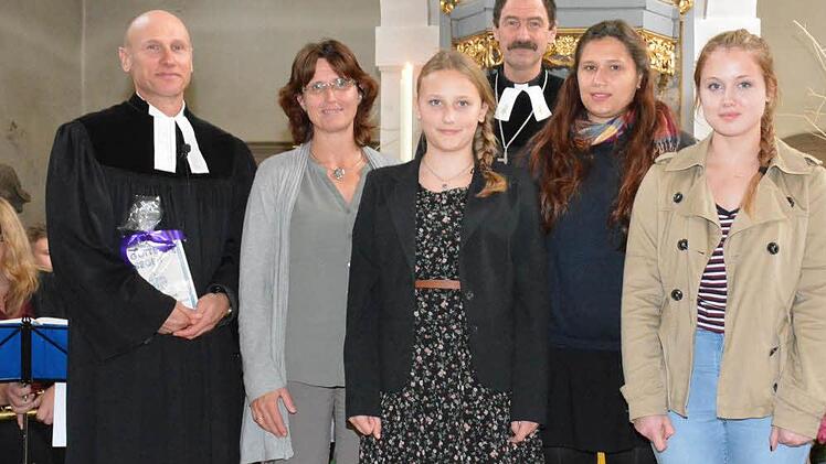 Dekan Jürgen Blechschmidt (hinten) entband Pfarrer Aupperle vom Dienst in Ermershausen und wünschte der ganzen Familie Stephan Aupperle, Sabine Aupperle und den Kindern Frederike, Naemi und Annika Gottes Segen für ihren Neuanfang im Badischen. Foto: Schmidt