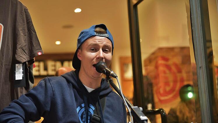 Die Geschäfte lockten zum Beispiel mit Live-Musik. Foto: Gabi Arnold