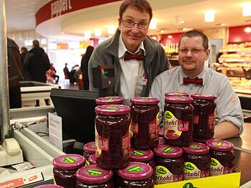 Rotkohl in rauen Mengen - das ist es, was die Leute zu Weihnachten wirklich wollen. Gabriele Will und Kurt Schreiner leiten einen Supermarkt und wissen, worauf die Kundschaft abfährt. Außer es kommt eine Kochsendung dazwischen. Fotos: Carmen Schmitt