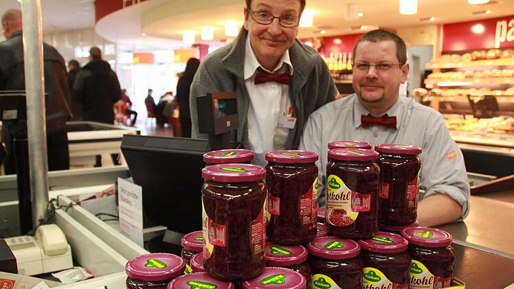 Rotkohl in rauen Mengen - das ist es, was die Leute zu Weihnachten wirklich wollen. Gabriele Will und Kurt Schreiner leiten einen Supermarkt und wissen, worauf die Kundschaft abfährt. Außer es kommt eine Kochsendung dazwischen. Fotos: Carmen Schmitt