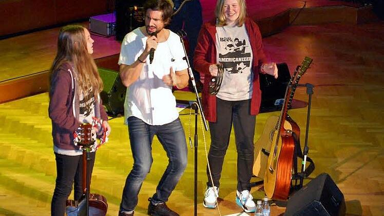 Sänger Tom Beck und seine beiden Fans Selina aus Bad Neustadt (links) und Sarah aus Mannheim beim Titelsong "So wie es ist".  Foto: Dobschütz