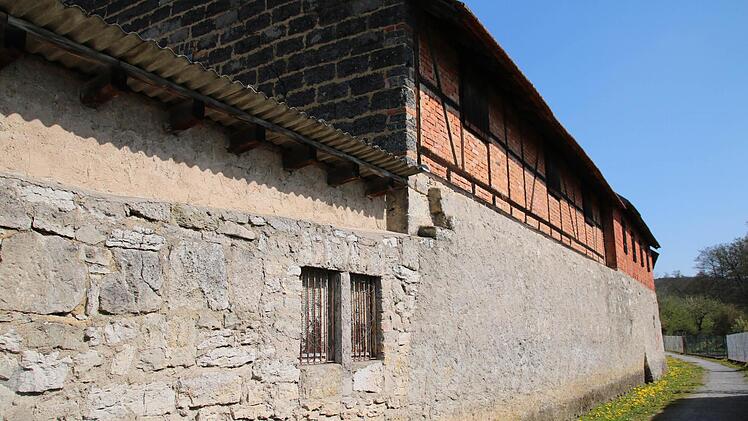 Vom Stadtmauerweg aus ist gut zu erkennen, dass die Scheunen in der Grube direkt auf die Stadtmauer aufgesetzt wurden.  Foto: Heike Beudert