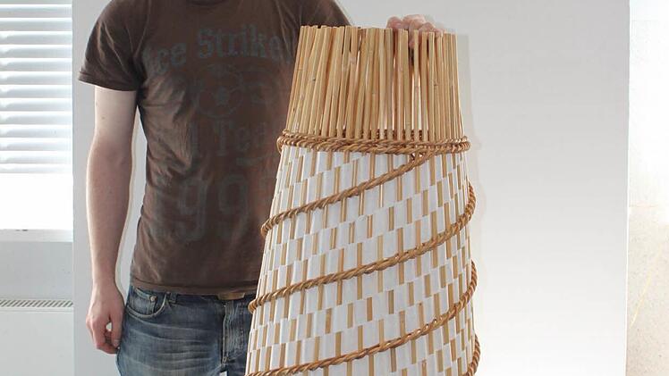 Sebastian Schiepe mit seiner Standleuchte "Glow Rocket"