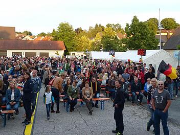 Ob der Wettstreit um den Titel beste Bayern oder die Dorfparty, Feste feiern die Röttenbacher am liebsten auf dem Rathausplatz. 2017 müssen sie damit aussetzen. Foto: Pauline Lindner (Archiv)