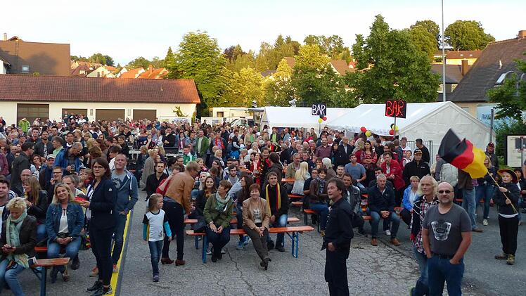 Ob der Wettstreit um den Titel beste Bayern oder die Dorfparty, Feste feiern die Röttenbacher am liebsten auf dem Rathausplatz. 2017 müssen sie damit aussetzen. Foto: Pauline Lindner (Archiv)