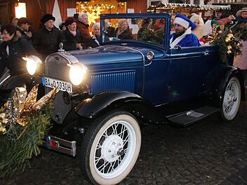 Im Oldtimer chauffierte Sebastian Schuster das Christkind mit den beiden Wichteln zum Weihnachtsmarkt.