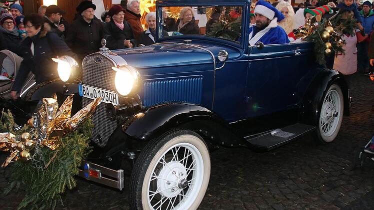 Im Oldtimer chauffierte Sebastian Schuster das Christkind mit den beiden Wichteln zum Weihnachtsmarkt.