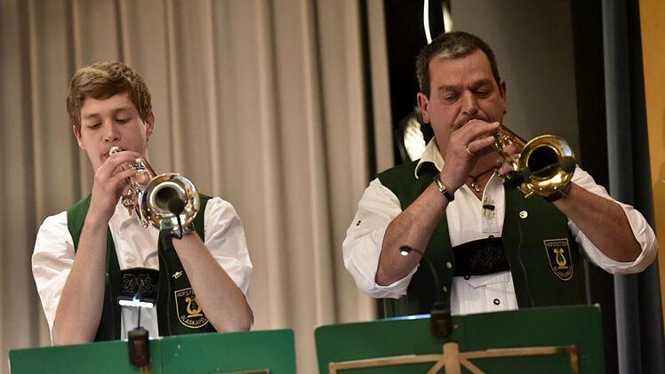 Die Soli in "Träumende Trompeten" für zwei Trompeten spielten hervorragend von Elmar Lehrrieder (rechts) und Dominik Rügheimer. Foto: Gerold Snater