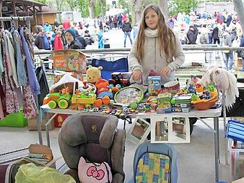 Die zehnjährige Rebecca Krämer hatte beim Trödelmarkt ein umfangreiches Angebot an Spielsachen und Spielen aufgebaut. Foto: Richard Sänger