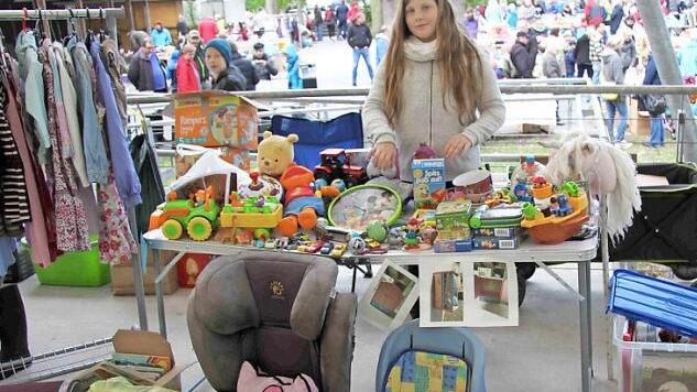 Die zehnjährige Rebecca Krämer hatte beim Trödelmarkt ein umfangreiches Angebot an Spielsachen und Spielen aufgebaut. Foto: Richard Sänger