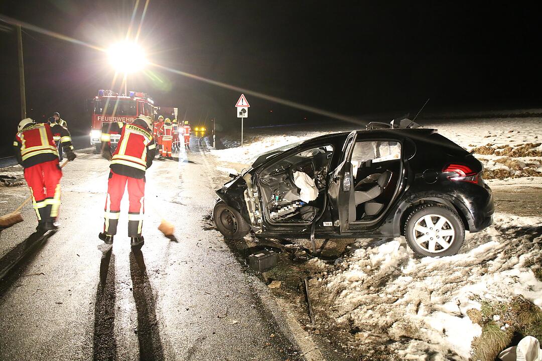 Autofahrerin bei Ahornberg fährt frontal gegen Baum