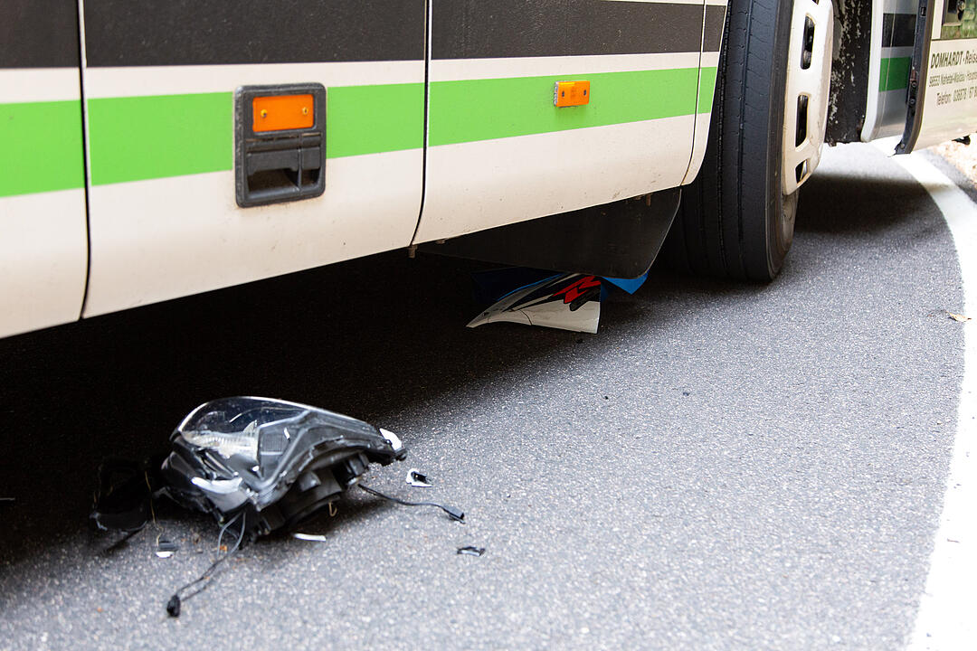 Motorrad kollidiert mit Linienbus: Coburger stirbt bei Unfall in Thüringen