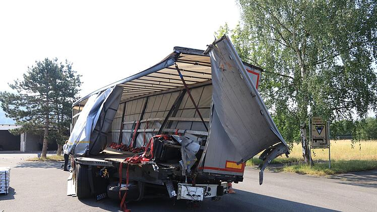 Ein Regionalexpress ist am Dienstagmorgen im Landkreis Miltenberg gegen einen Lkw geprallt. Foto: NEWS5 / Merzbach