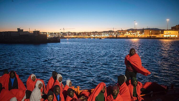 Sehnsuchtsort Südspanien:  Flüchtlinge an Bord des spanischen Rettungsschiffes Arcturus laufen im Hafen ein, nachdem sie in der Straße von Gibraltar gerettet wurden. Foto: Marcos Moreno/dpa