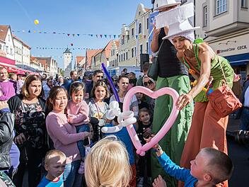 Ein Herz für die Stadt mit Herz: Die Stelzenläufer von "Firlefanz" machen auch heuer wieder beim Haßfurter Straßenfest die Herzen von vielen Kindern glücklich.Ulrike Langer