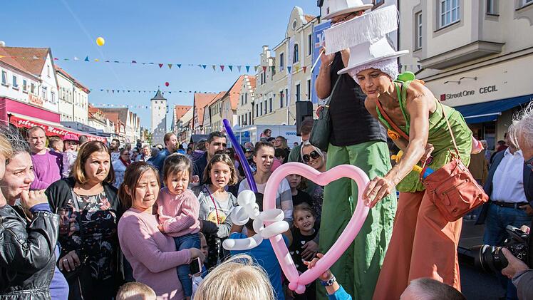 Ein Herz für die Stadt mit Herz: Die Stelzenläufer von "Firlefanz" machen auch heuer wieder beim Haßfurter Straßenfest die Herzen von vielen Kindern glücklich.Ulrike Langer