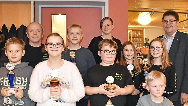 Die Preistr&auml;ger der Jugendgruppe mit Jugendleiter Achim Gutsmann (links) und Vorsitzendem Hansj&uuml;rgen Grampp  Fotos: Uschi Prawitz