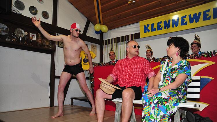 Beim Sketch "Badegast" bekam der am k&uuml;nstlichen Biberstrand unerlaubt baden wollende Alexander Wohlfart ordentlich Unannehmlichkeiten, weil er sich als Statue "tarnte". Foto: Ewald Schlembach