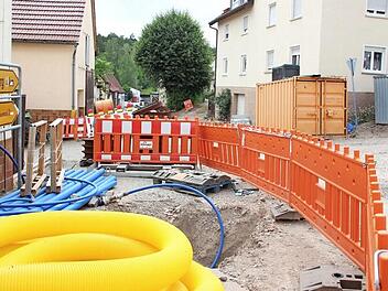 In den meisten Straßenzügen von Hohnhausen wurden bereits Leerrohre, sogenannte Speedpipes, für Glasfaserkabel und andere Nutzungen verlegt. Für die Königsberger Straße ergibt sich jetzt eine Zusammenarbeit mit der Energiegenossenschaft Hohnhausen, die ihr Leitungsnetz erweitert. Foto: Eckehard Kiesewetter