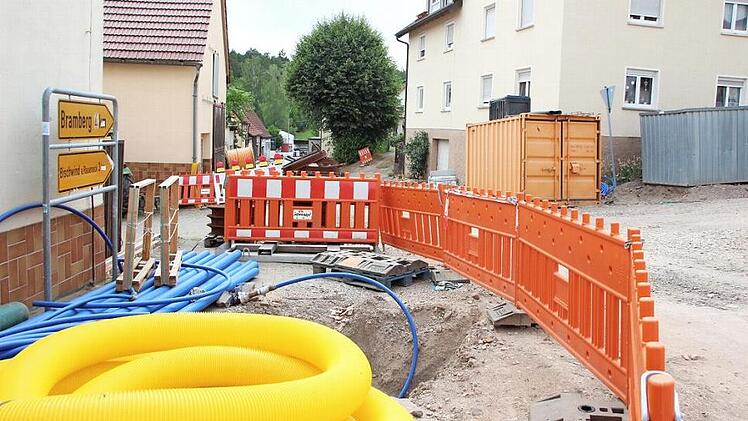 In den meisten Straßenzügen von Hohnhausen wurden bereits Leerrohre, sogenannte Speedpipes, für Glasfaserkabel und andere Nutzungen verlegt. Für die Königsberger Straße ergibt sich jetzt eine Zusammenarbeit mit der Energiegenossenschaft Hohnhausen, die ihr Leitungsnetz erweitert. Foto: Eckehard Kiesewetter