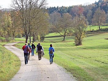Auf Schusters Rappen geht es zu den Genuss-Stationen. Foto: privat