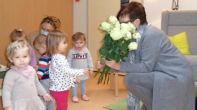 Der baldigen Ruhest&auml;ndlerin Irene Steiner &uuml;berbrachten die Buben und M&auml;dchen Rosen und Herzen, die mit vielen guten W&uuml;nschen und warmen Worten beschriftet waren.