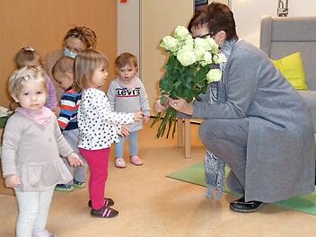 Der baldigen Ruheständlerin Irene Steiner überbrachten die Buben und Mädchen Rosen und Herzen, die mit vielen guten Wünschen und warmen Worten beschriftet waren.