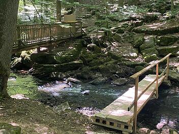 Der Steg an der Reither Mühle wurde aus Sicherheitsgründen bis zur anstehenden Sanierung gesperrt. Ein Provisorium sorgt jedoch dafür, dass der Thulbataler begehbar ist.