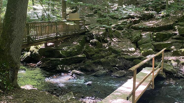 Der Steg an der Reither Mühle wurde aus Sicherheitsgründen bis zur anstehenden Sanierung gesperrt. Ein Provisorium sorgt jedoch dafür, dass der Thulbataler begehbar ist.