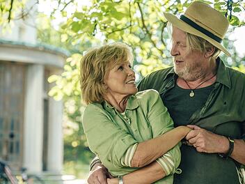 Ein Moment des Glücks: Petra (Ulrike Kriener) und Erik (Rolf Lassgård) erinnern sich an die Zeit ihres Kennenlernens und ihre einst große, unbeschwerte Liebe. Ob sie das je wieder zurückholen können?