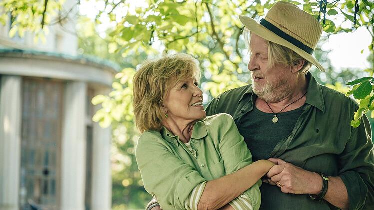 Ein Moment des Glücks: Petra (Ulrike Kriener) und Erik (Rolf Lassgård) erinnern sich an die Zeit ihres Kennenlernens und ihre einst große, unbeschwerte Liebe. Ob sie das je wieder zurückholen können?