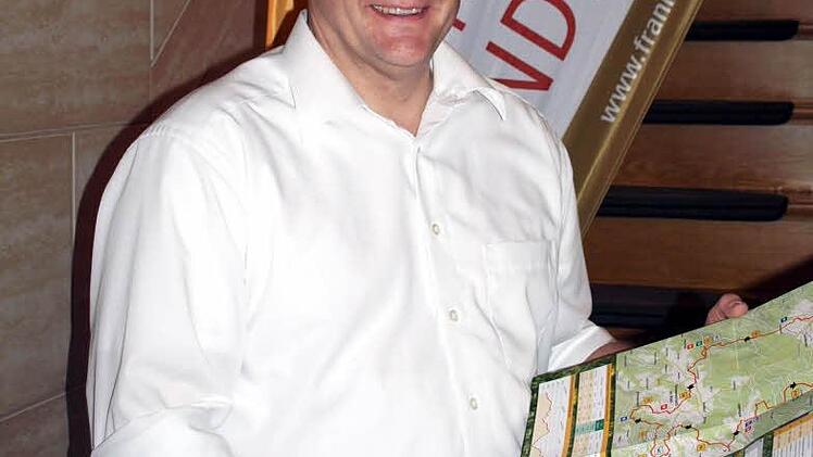 Markus Franz mit der Wanderkarte. Foto: Susanne Deuerling