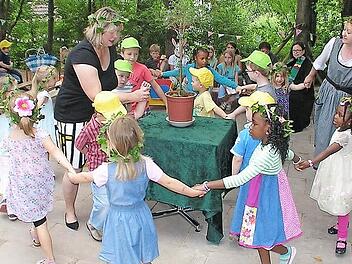 Zum Lied "Komm, bau ein Baus" tanzten Kinder um das Bäumchen mit den vielen guten Wünschen der Gäste. Fotos: Bernd Brückner