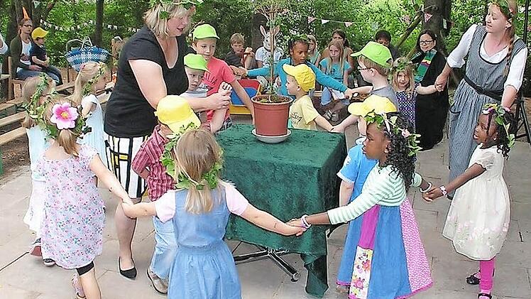 Zum Lied "Komm, bau ein Baus" tanzten Kinder um das Bäumchen mit den vielen guten Wünschen der Gäste. Fotos: Bernd Brückner