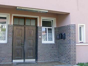 Der bald behindertengerechte Haupteingang der künftigen Gemeindekanzlei. Foto: Petra Malbrich