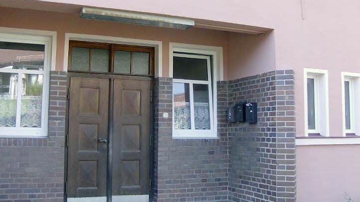 Der bald behindertengerechte Haupteingang der künftigen Gemeindekanzlei. Foto: Petra Malbrich