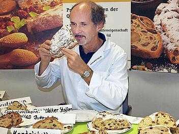 Qualitätsprüfer Manfred Stiefel bewertete die Stollen nach fünf vorgegebenen Prüfkriterien, dazu gehörte auch ein Geruchstest. Foto: Alfred Thieret