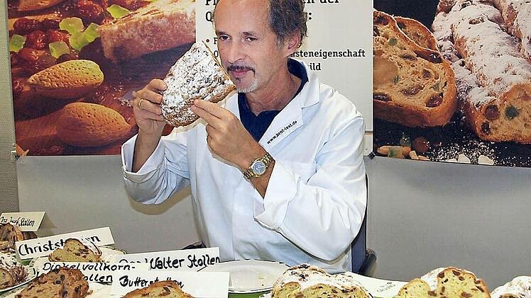 Qualitätsprüfer Manfred Stiefel bewertete die Stollen nach fünf vorgegebenen Prüfkriterien, dazu gehörte auch ein Geruchstest. Foto: Alfred Thieret