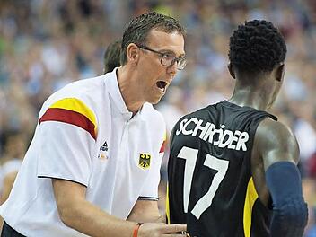 Bundestrainer Chris Fleming (links) stärkte seinen jungen Aufbauspielern, wie hier dem herausragenden Dennis Schröder, trotz vieler Fehler stets den Rücken.  Foto: Lukas Schulze/dpa