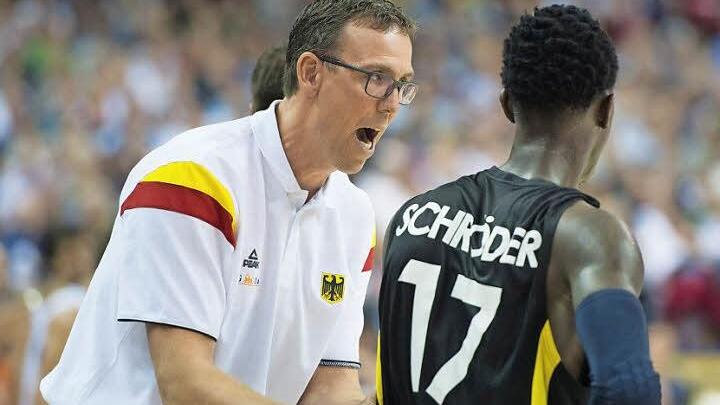 Bundestrainer Chris Fleming (links) stärkte seinen jungen Aufbauspielern, wie hier dem herausragenden Dennis Schröder, trotz vieler Fehler stets den Rücken.  Foto: Lukas Schulze/dpa