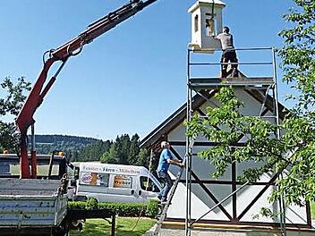Der Glockenturm für die Flurkapelle schwenkt ein. Marco Weber (oben) und Alfred Weber koordinieren die Aktion. Foto: Klaus-Peter Wulf