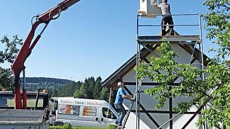 Der Glockenturm für die Flurkapelle schwenkt ein. Marco Weber (oben) und Alfred Weber koordinieren die Aktion. Foto: Klaus-Peter Wulf